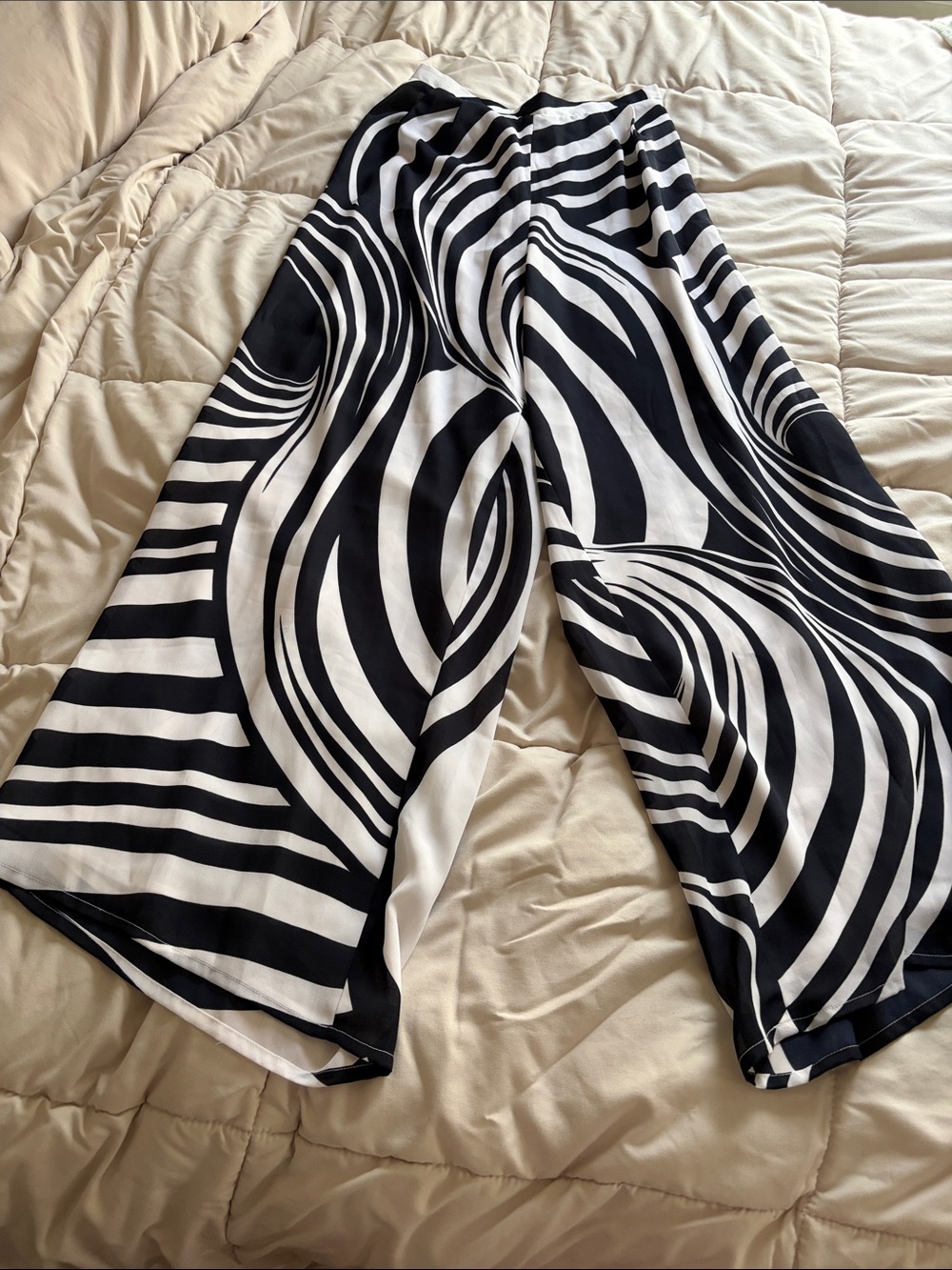 Black & White Wide-Leg Swirl Print Pants